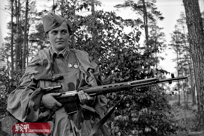 柳德米拉的“定妆照”。她手持的是配备3.5倍瞄准镜的SVT-40半自动步枪