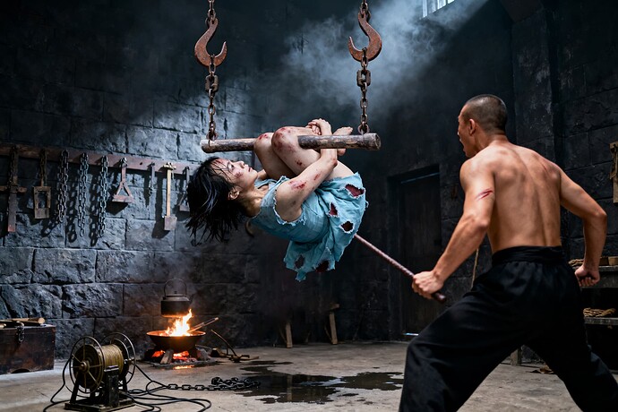 jimeng-2025-09-27-6125-40年代重庆渣滓洞刑讯室的深夜，高高的洞顶悬着一个吊女犯用的锈铁钩子。一个中短发...