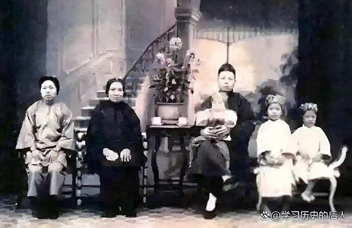 郑炎(右二)小时候和家人合影