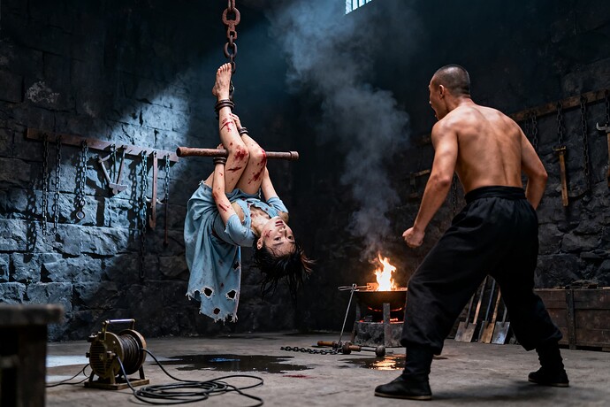 jimeng-2025-09-27-1343-40年代重庆渣滓洞刑讯室的深夜，高高的洞顶悬着一个吊女犯用的锈铁钩子。一个中短发...