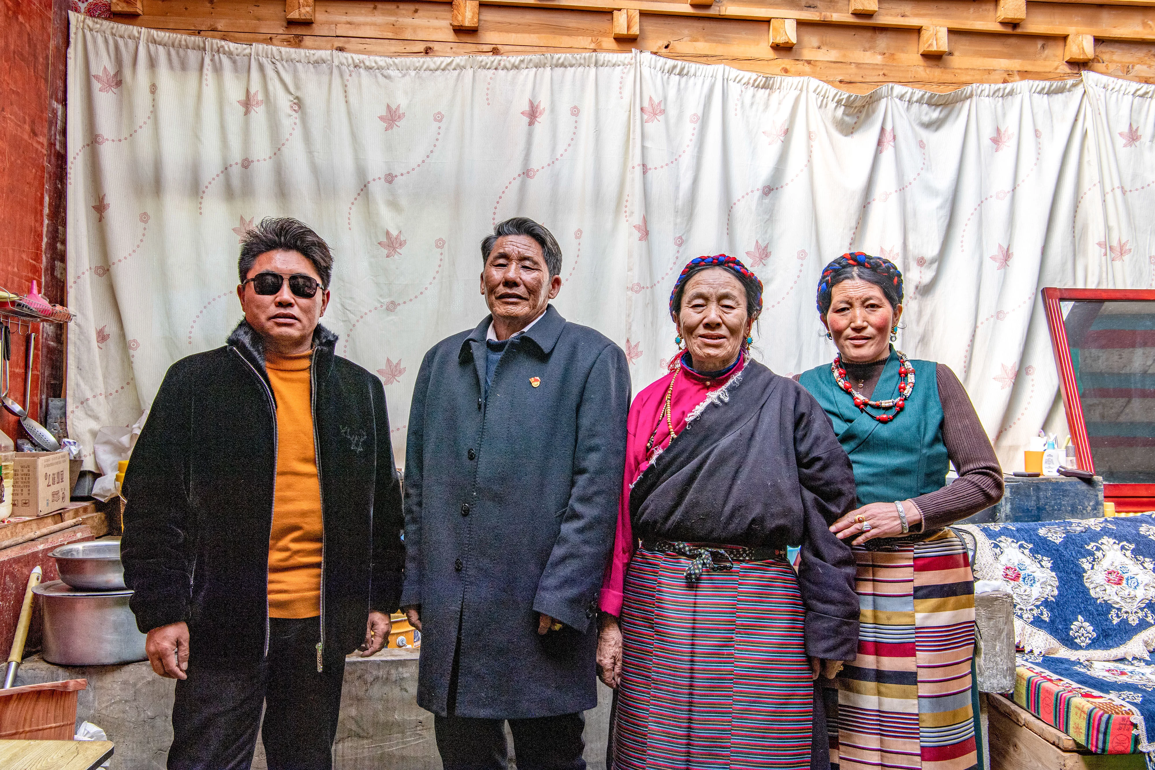 新华社照片，拉萨，2021年4月14日 苦难和新生——西藏翻身农奴影像档案：洛松朗加 洛松朗加（左二）和家人合影（2月19日摄）。 洛松朗加家住西藏昌都市左贡县旺达镇列达村，从六七岁有记忆开始，洛松朗加的生活里就只有给农奴主放牛、拾柴火和捡牛粪。 家里7口人，只有1亩多地，还要交沉重的赋税，农奴稍一做错事就会被打。小时候的洛松朗加，曾亲眼看到过爷爷被农奴主吊起来毒打。仅仅是外出打猎的收获不好，爷爷就被打了100大板，当场晕了过去，话都说不出来，身上的伤很久都好不了。“是后来解放军来了，才给爷爷治好了伤。”洛松朗加说。 民主改革后，工作组带领群众分田地、分住房。洛松朗加家里分到了12亩地、1匹马和5头牛。除了终于拥有了自己的生产资料之外，洛松朗加“最大的感受是自由”。“想说什么就可以说什么，想做什么就可以做什么。自己的牛可以自己养，自己的地也可以自己种，收成都是自己的。”洛松朗加的回忆中充满了幸福。 1961年，12岁的洛松朗加第一次走进了乡里的学校。1964年，他又考入了县城里的小学。长大后，他从一名基层干部开始，不断成长进步。 在基层工作了一辈子，洛松朗加最为自豪的就是自己为群众真正做了些事。二十世纪八十年代末到九十年代初，他在县农牧局工作时，主持了推广冬小麦的工作，让左贡冬天的农田不再闲置。有些农民一开始不相信冬天地里也能长粮食，他就一家一家去做工作，发动党员率先试种。一些偏远的村庄路途遥远，他和干部们就自己带被褥、口粮，坚决不为群众家里多添一张吃饭的嘴。他还参与过“藏青320”等青稞新品种的推广工作，县里的青稞亩产量增长了约五成。 “以前农奴主名义上是地方管理者，但他们都是为了自己的利益，制定的政策都是为了壮大自己的家族，哪管农奴的死活。”洛松朗加感慨地说，“但共产党的官是为老百姓当的，心里装的永远是人民！” 新华社记者 孙非 摄