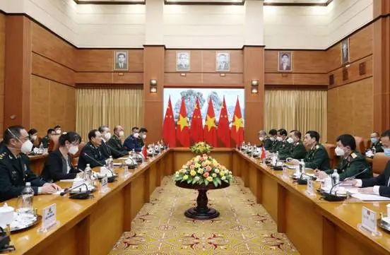 4月25日，中国国务委员兼国防部长魏凤和与越南国防部长潘文江举行会谈。李晓伟摄