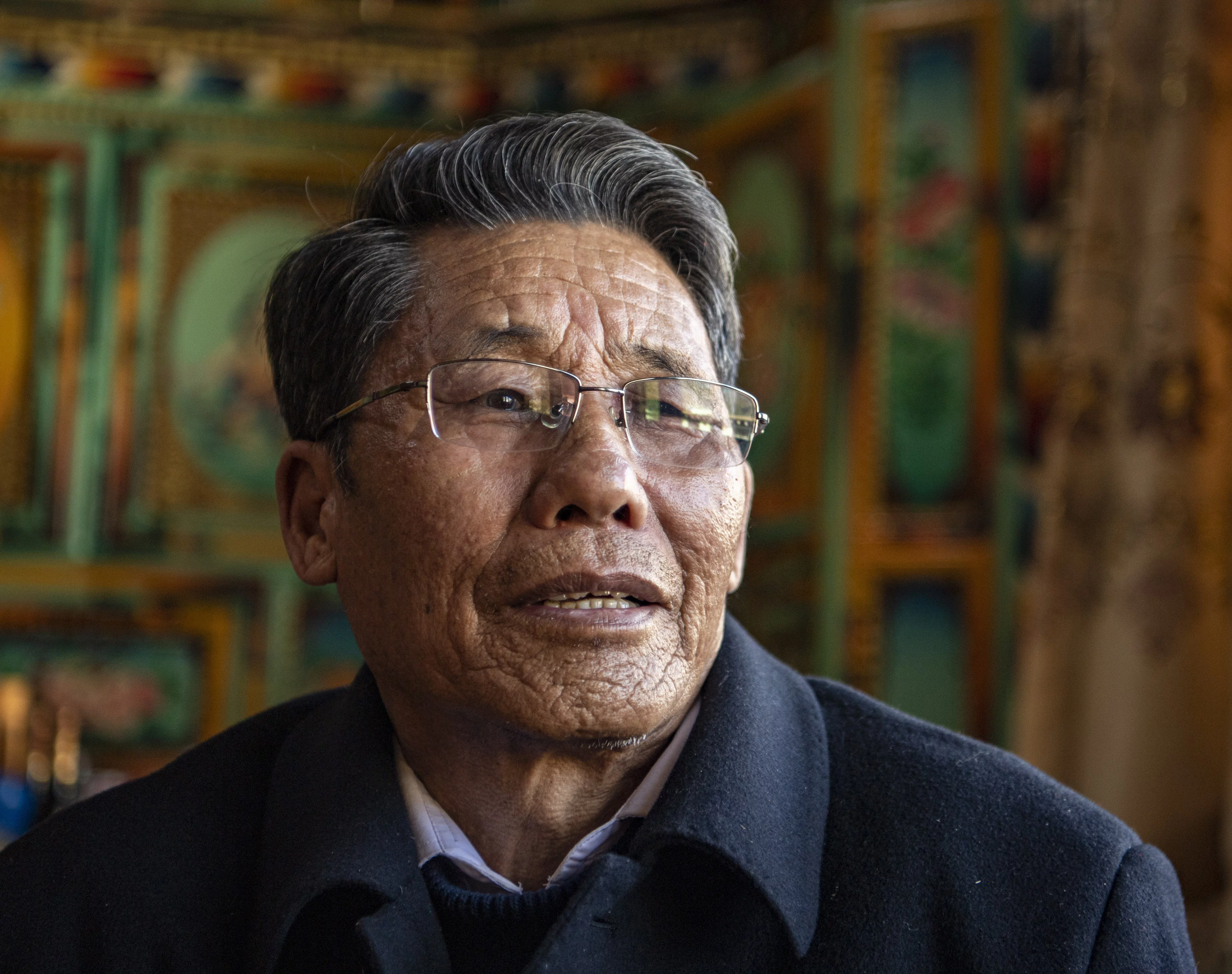 新华社照片，拉萨，2021年4月14日 苦难和新生——西藏翻身农奴影像档案：洛松朗加 这是洛松朗加的肖像（2月19日摄）。 洛松朗加家住西藏昌都市左贡县旺达镇列达村，从六七岁有记忆开始，洛松朗加的生活里就只有给农奴主放牛、拾柴火和捡牛粪。 家里7口人，只有1亩多地，还要交沉重的赋税，农奴稍一做错事就会被打。小时候的洛松朗加，曾亲眼看到过爷爷被农奴主吊起来毒打。仅仅是外出打猎的收获不好，爷爷就被打了100大板，当场晕了过去，话都说不出来，身上的伤很久都好不了。“是后来解放军来了，才给爷爷治好了伤。”洛松朗加说。 民主改革后，工作组带领群众分田地、分住房。洛松朗加家里分到了12亩地、1匹马和5头牛。除了终于拥有了自己的生产资料之外，洛松朗加“最大的感受是自由”。“想说什么就可以说什么，想做什么就可以做什么。自己的牛可以自己养，自己的地也可以自己种，收成都是自己的。”洛松朗加的回忆中充满了幸福。 1961年，12岁的洛松朗加第一次走进了乡里的学校。1964年，他又考入了县城里的小学。长大后，他从一名基层干部开始，不断成长进步。 在基层工作了一辈子，洛松朗加最为自豪的就是自己为群众真正做了些事。二十世纪八十年代末到九十年代初，他在县农牧局工作时，主持了推广冬小麦的工作，让左贡冬天的农田不再闲置。有些农民一开始不相信冬天地里也能长粮食，他就一家一家去做工作，发动党员率先试种。一些偏远的村庄路途遥远，他和干部们就自己带被褥、口粮，坚决不为群众家里多添一张吃饭的嘴。他还参与过“藏青320”等青稞新品种的推广工作，县里的青稞亩产量增长了约五成。 “以前农奴主名义上是地方管理者，但他们都是为了自己的利益，制定的政策都是为了壮大自己的家族，哪管农奴的死活。”洛松朗加感慨地说，“但共产党的官是为老百姓当的，心里装的永远是人民！” 新华社记者 孙非 摄