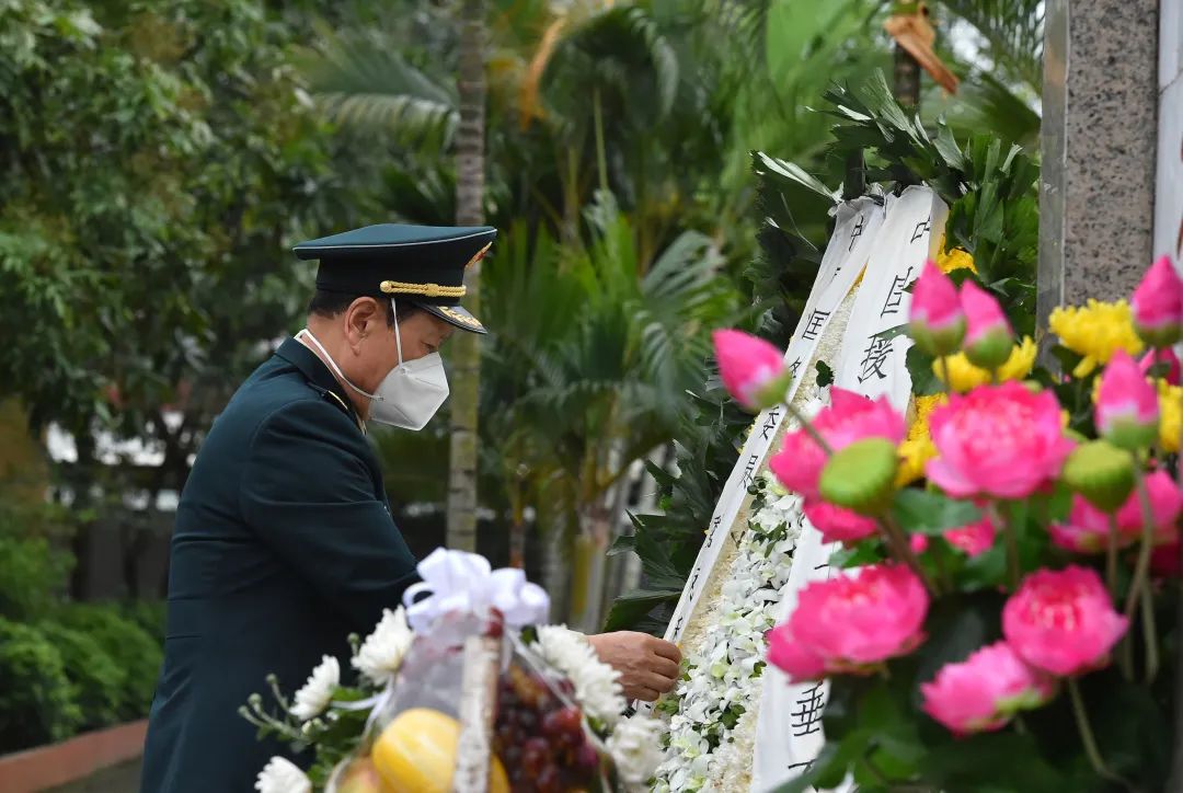 4月25日，正在越南访问的中国国务委员兼国防部长魏凤和在位于河内的嘉林烈士陵园祭奠中国援越英烈。嘉林烈士陵园是专门安葬中国援越烈士的陵园，也是唯一一个涵盖援越各个时期牺牲烈士的陵园，这里安息着1951-1976年牺牲的49名烈士。李晓伟摄