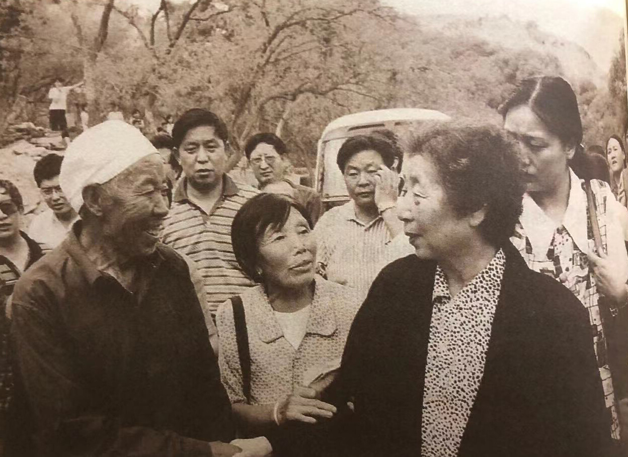 2000年夏天，齐心回到郝家桥村看望乡亲。 来源《习仲勋画传》