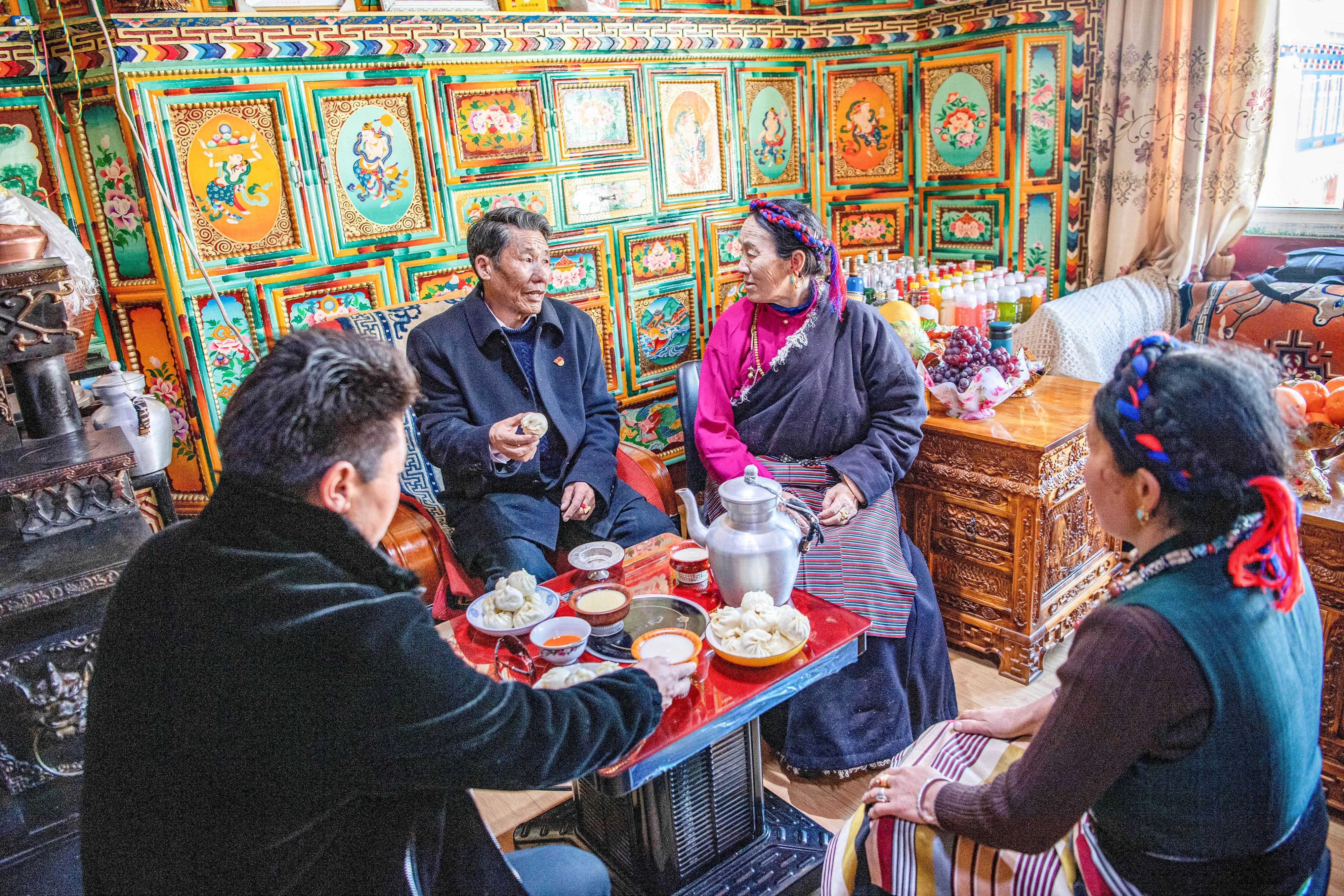 新华社照片，拉萨，2021年4月14日 苦难和新生——西藏翻身农奴影像档案：洛松朗加 洛松朗加（左二）和家人一起吃饭（2月19日摄）。 洛松朗加家住西藏昌都市左贡县旺达镇列达村，从六七岁有记忆开始，洛松朗加的生活里就只有给农奴主放牛、拾柴火和捡牛粪。 家里7口人，只有1亩多地，还要交沉重的赋税，农奴稍一做错事就会被打。小时候的洛松朗加，曾亲眼看到过爷爷被农奴主吊起来毒打。仅仅是外出打猎的收获不好，爷爷就被打了100大板，当场晕了过去，话都说不出来，身上的伤很久都好不了。“是后来解放军来了，才给爷爷治好了伤。”洛松朗加说。 民主改革后，工作组带领群众分田地、分住房。洛松朗加家里分到了12亩地、1匹马和5头牛。除了终于拥有了自己的生产资料之外，洛松朗加“最大的感受是自由”。“想说什么就可以说什么，想做什么就可以做什么。自己的牛可以自己养，自己的地也可以自己种，收成都是自己的。”洛松朗加的回忆中充满了幸福。 1961年，12岁的洛松朗加第一次走进了乡里的学校。1964年，他又考入了县城里的小学。长大后，他从一名基层干部开始，不断成长进步。 在基层工作了一辈子，洛松朗加最为自豪的就是自己为群众真正做了些事。二十世纪八十年代末到九十年代初，他在县农牧局工作时，主持了推广冬小麦的工作，让左贡冬天的农田不再闲置。有些农民一开始不相信冬天地里也能长粮食，他就一家一家去做工作，发动党员率先试种。一些偏远的村庄路途遥远，他和干部们就自己带被褥、口粮，坚决不为群众家里多添一张吃饭的嘴。他还参与过“藏青320”等青稞新品种的推广工作，县里的青稞亩产量增长了约五成。 “以前农奴主名义上是地方管理者，但他们都是为了自己的利益，制定的政策都是为了壮大自己的家族，哪管农奴的死活。”洛松朗加感慨地说，“但共产党的官是为老百姓当的，心里装的永远是人民！” 新华社记者 孙非 摄