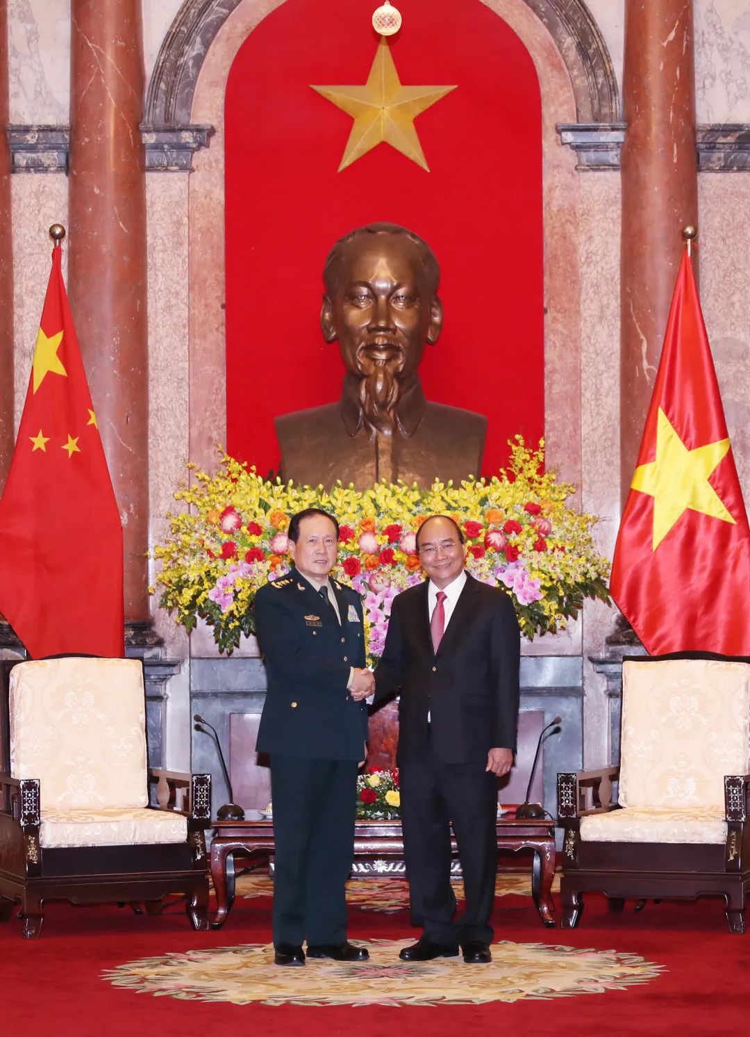 4月26日，越南国家主席阮春福在河内会见到访的中国国务委员兼国防部长魏凤和。李晓伟摄