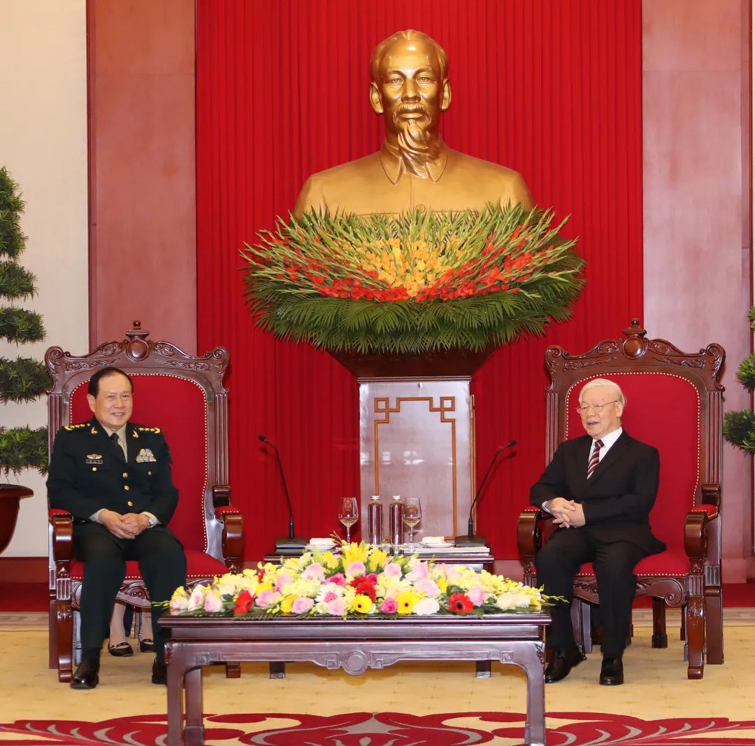 4月26日，越共中央总书记阮富仲在河内会见到访的中国国务委员兼国防部长魏凤和。李晓伟摄